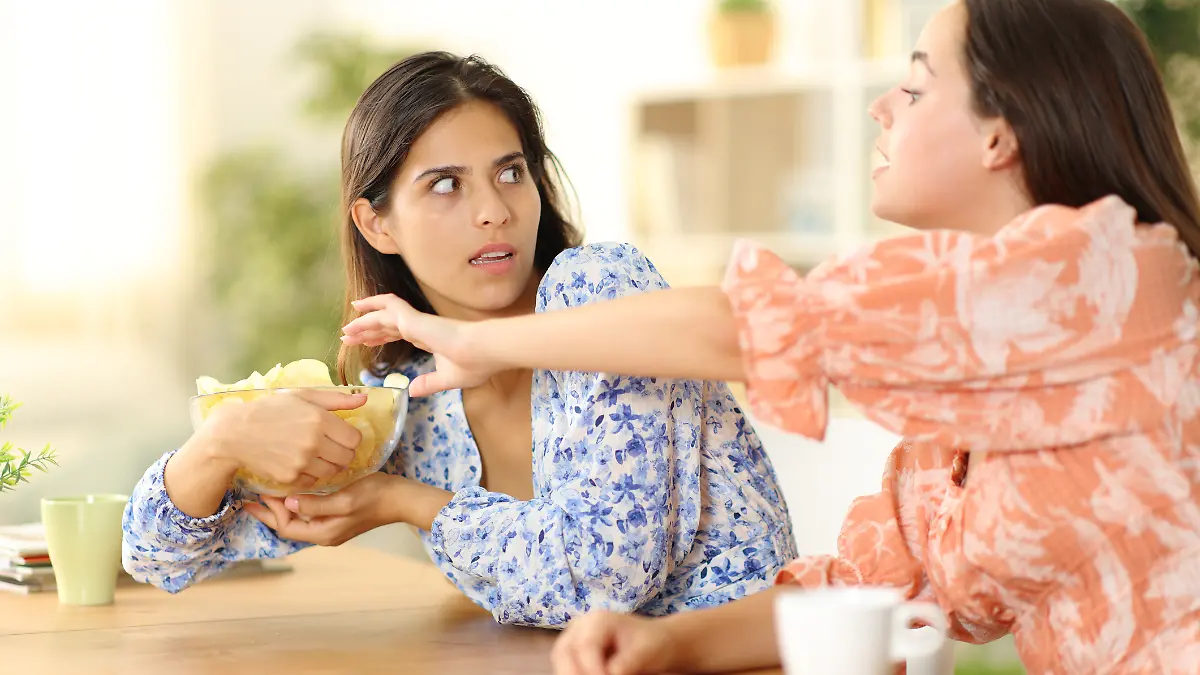 Egoistische Freundin, die ihr Essen nicht teilt.