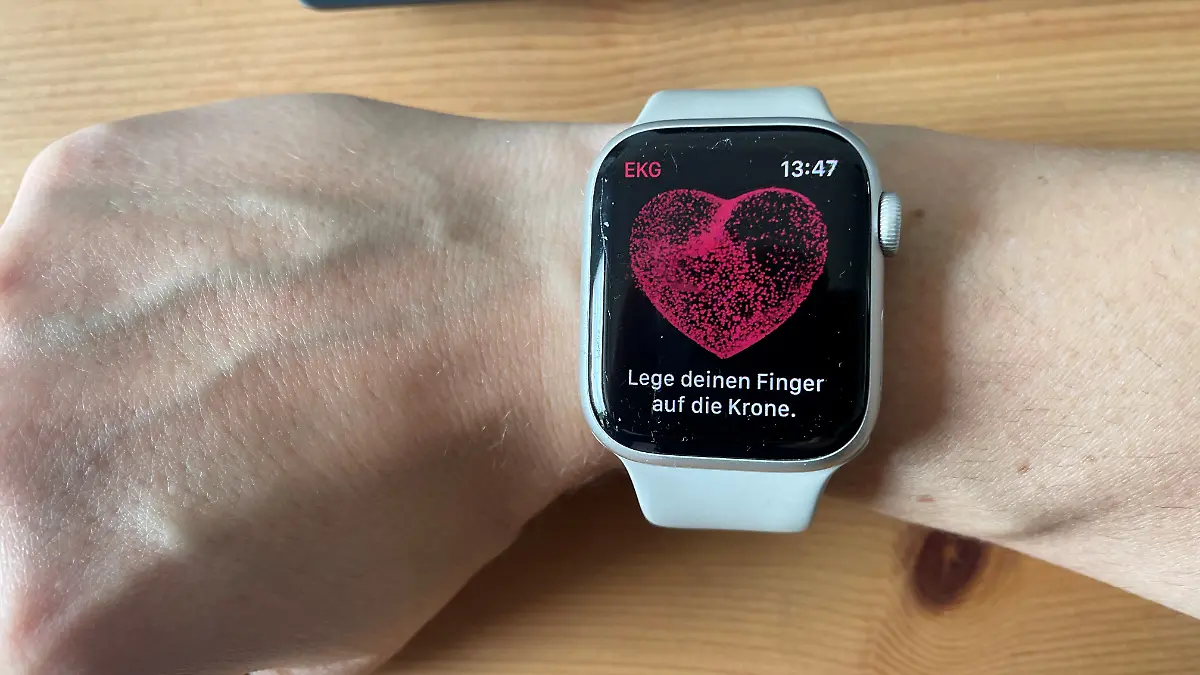Redakteurin misst EKG auf der Smartwatch.