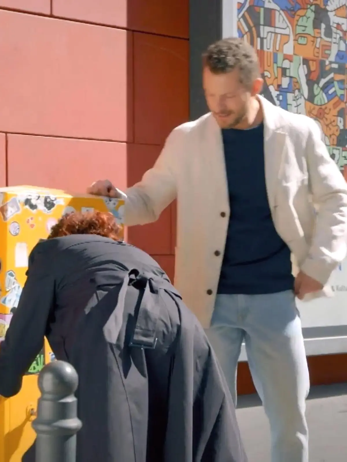 Unter uns: Gunnar versucht, Ronjas Bewerbung abzufangen