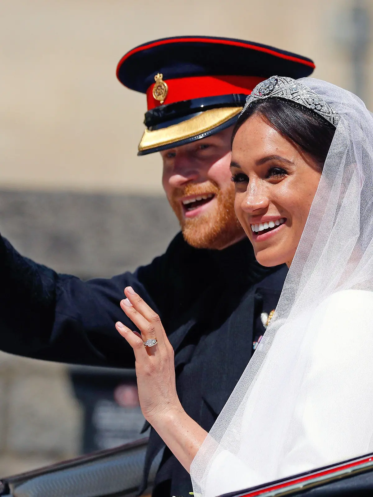 ARCHIV - 19.05.2018, Großbritannien, Windsor: Prinz Harry und seine Frau Meghan fahren nach der Trauung in der Pferdekutsche "Ascot Landau" und winken. (zu dpa: Harry, Meghan und die Öffentlichkeit: Geschichte einer Entfremdung) Foto: Phil Noble/AP/dpa +++ dpa-Bildfunk +++