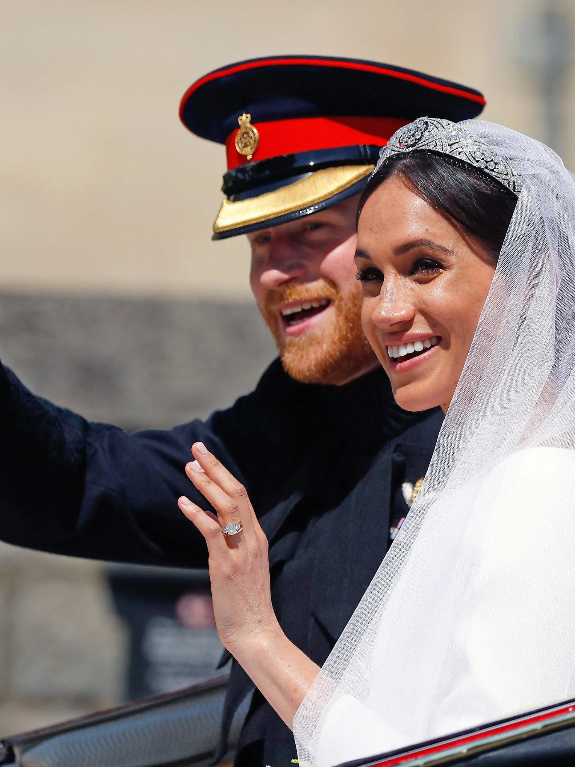 ARCHIV - 19.05.2018, Großbritannien, Windsor: Prinz Harry und seine Frau Meghan fahren nach der Trauung in der Pferdekutsche "Ascot Landau" und winken. (zu dpa: Harry, Meghan und die Öffentlichkeit: Geschichte einer Entfremdung) Foto: Phil Noble/AP/dpa +++ dpa-Bildfunk +++