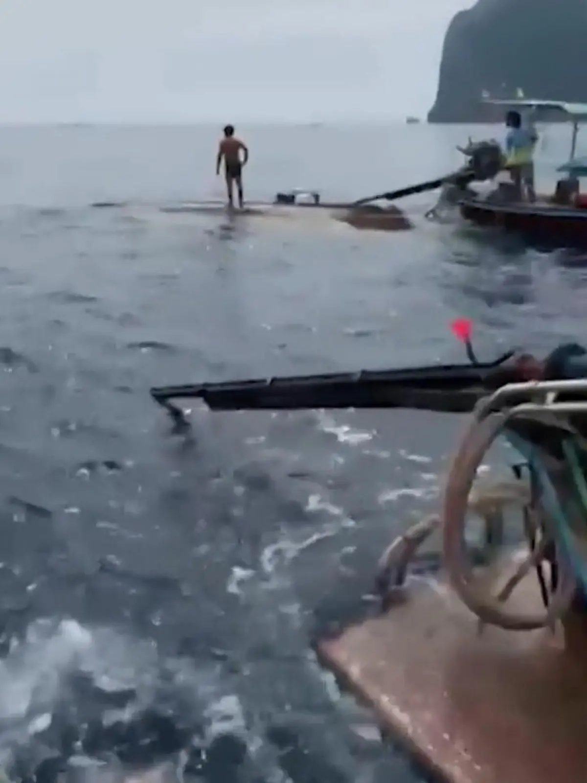Schnellboot überfährt Fischerboot – Kapitän und Touristen verletzt!
