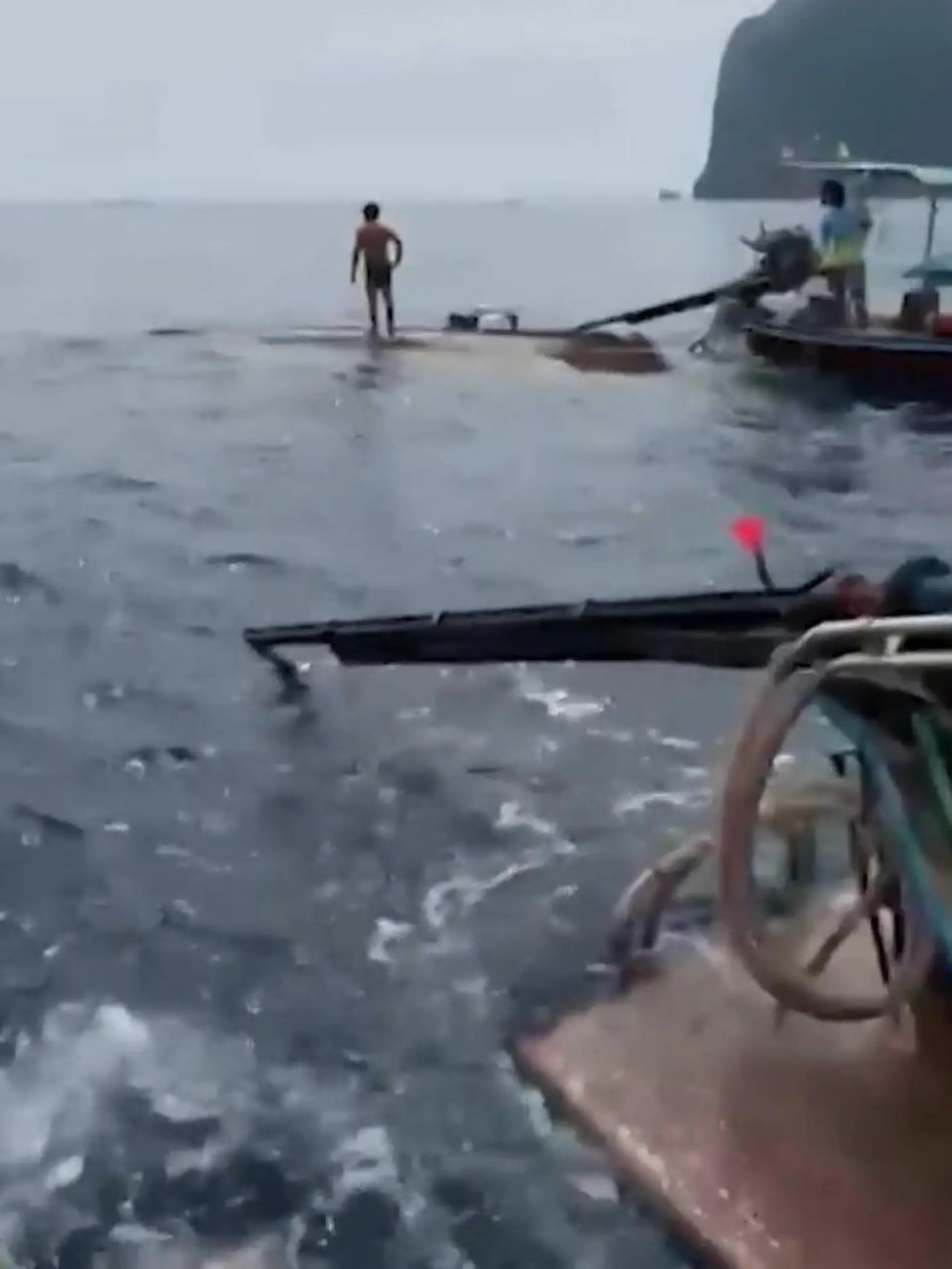 Schnellboot überfährt Fischerboot – Kapitän und Touristen verletzt!
