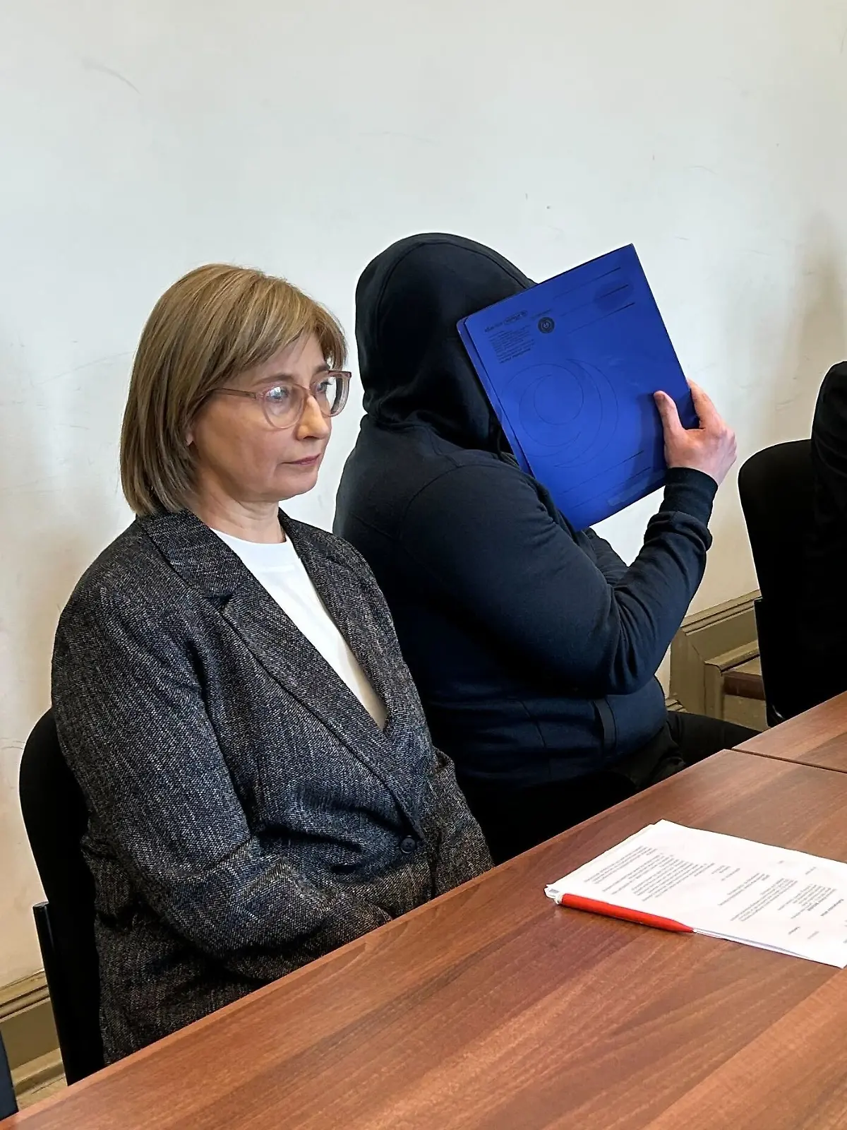 Vermummt im Gerichtssaal: Klaidas B. (29) gesteht den brutalen Überfall in Blankenese.