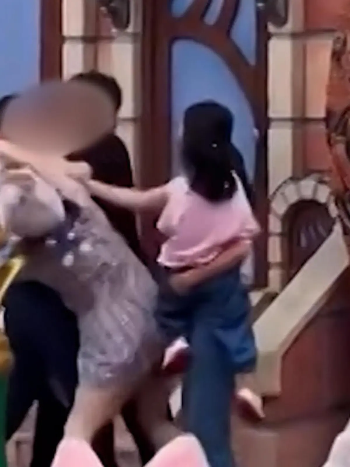 Bild zu: "Probiert’s mal mit Gemütlichkeit?! Familien prügeln sich im Disneyland"