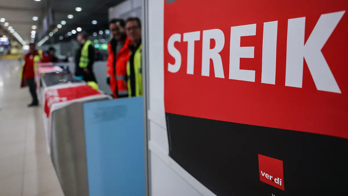 ARCHIV - 17.03.2023, Nordrhein-Westfalen, Köln: Ein Streikposten steht am Flughafen Köln/Bonn im Terminal. Pünktlich zum Start der nächsten Verhandlungsrunde im öffentlichen Dienst könnten die Warnstreiks im Verkehr in Deutschland einen neuen Höhepunkt erreichen. (zu dpa: «Eine ungewöhnliche Sache» - Kommt jetzt der Superstreiktag?») Foto: Oliver Berg/dpa +++ dpa-Bildfunk +++