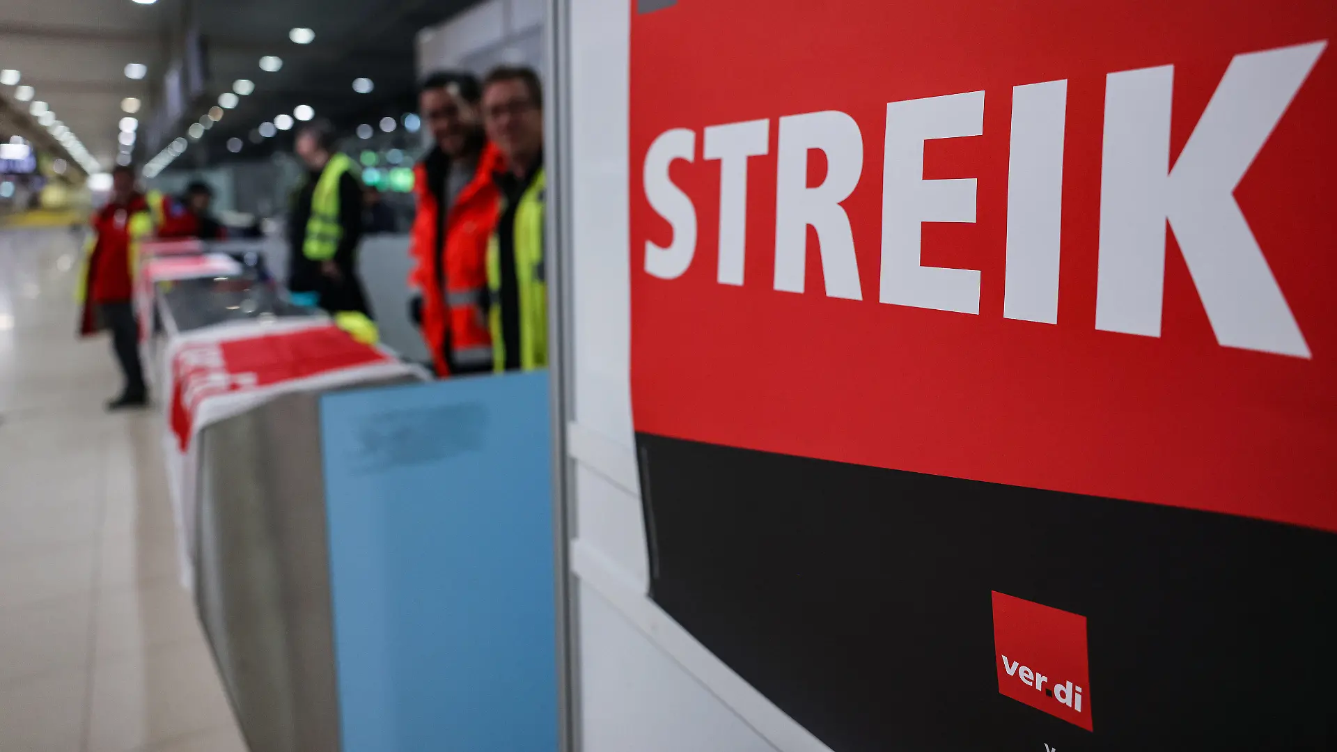 ARCHIV - 17.03.2023, Nordrhein-Westfalen, Köln: Ein Streikposten steht am Flughafen Köln/Bonn im Terminal. Pünktlich zum Start der nächsten Verhandlungsrunde im öffentlichen Dienst könnten die Warnstreiks im Verkehr in Deutschland einen neuen Höhepunkt erreichen. (zu dpa: «Eine ungewöhnliche Sache» - Kommt jetzt der Superstreiktag?») Foto: Oliver Berg/dpa +++ dpa-Bildfunk +++