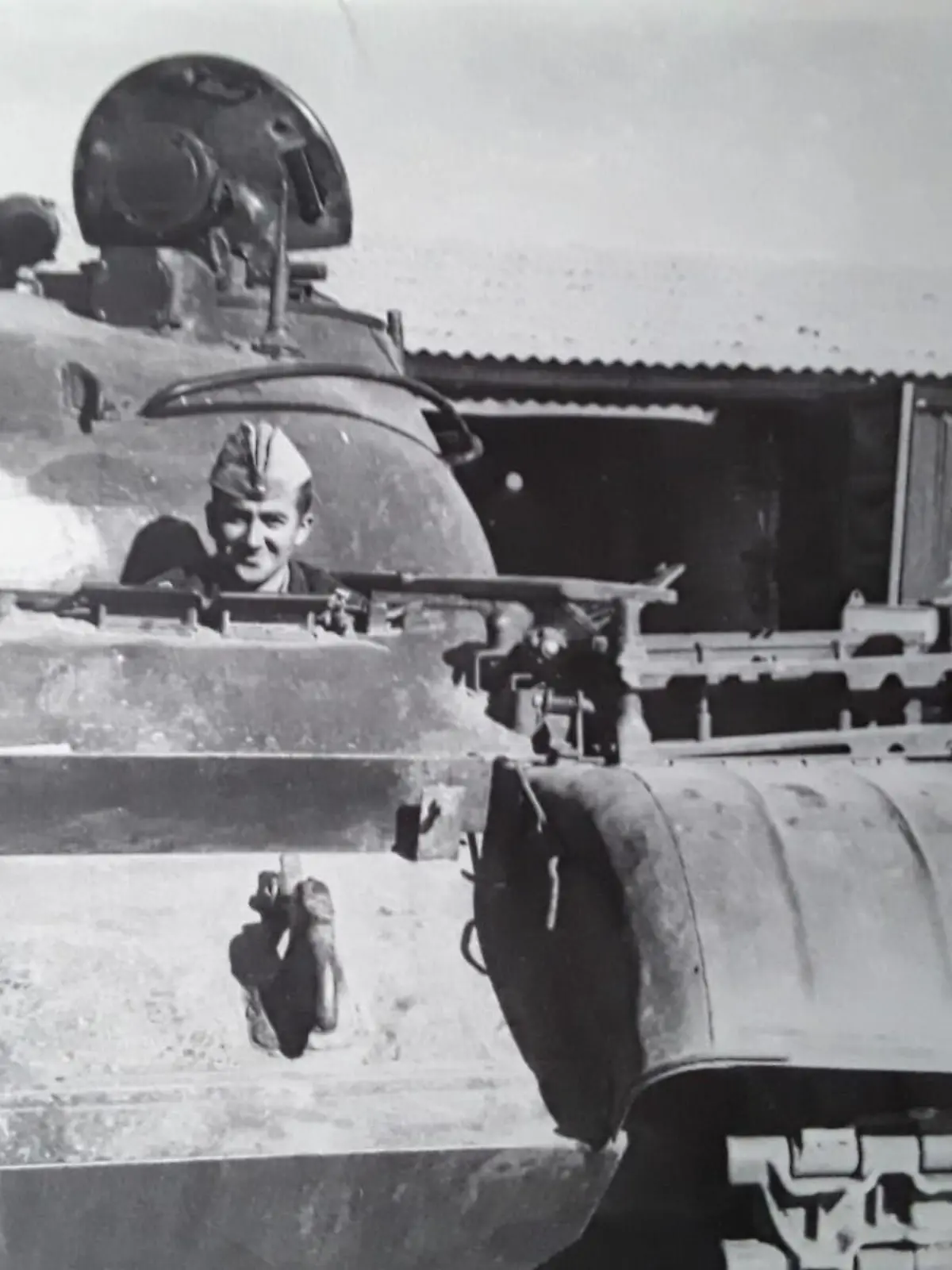Dmitri Polyakov im etwas neueren Panzermodell T-62 in den frühen 80er-Jahren.