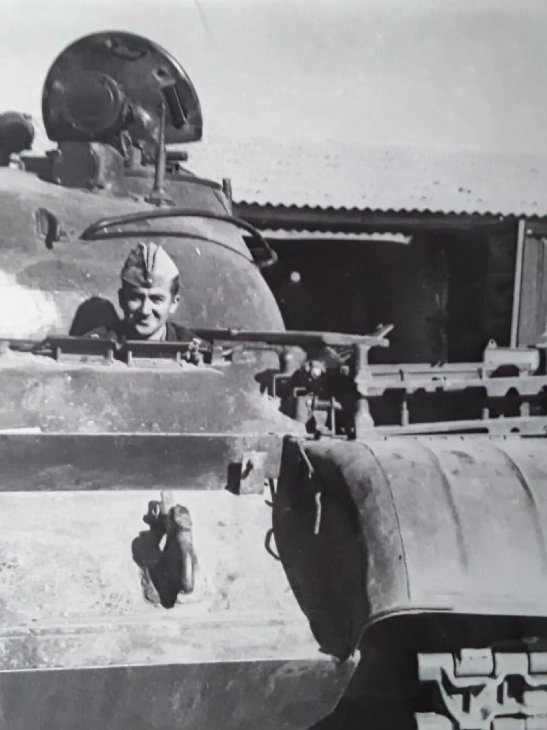 Dmitri Polyakov im etwas neueren Panzermodell T-62 in den frühen 80er-Jahren.