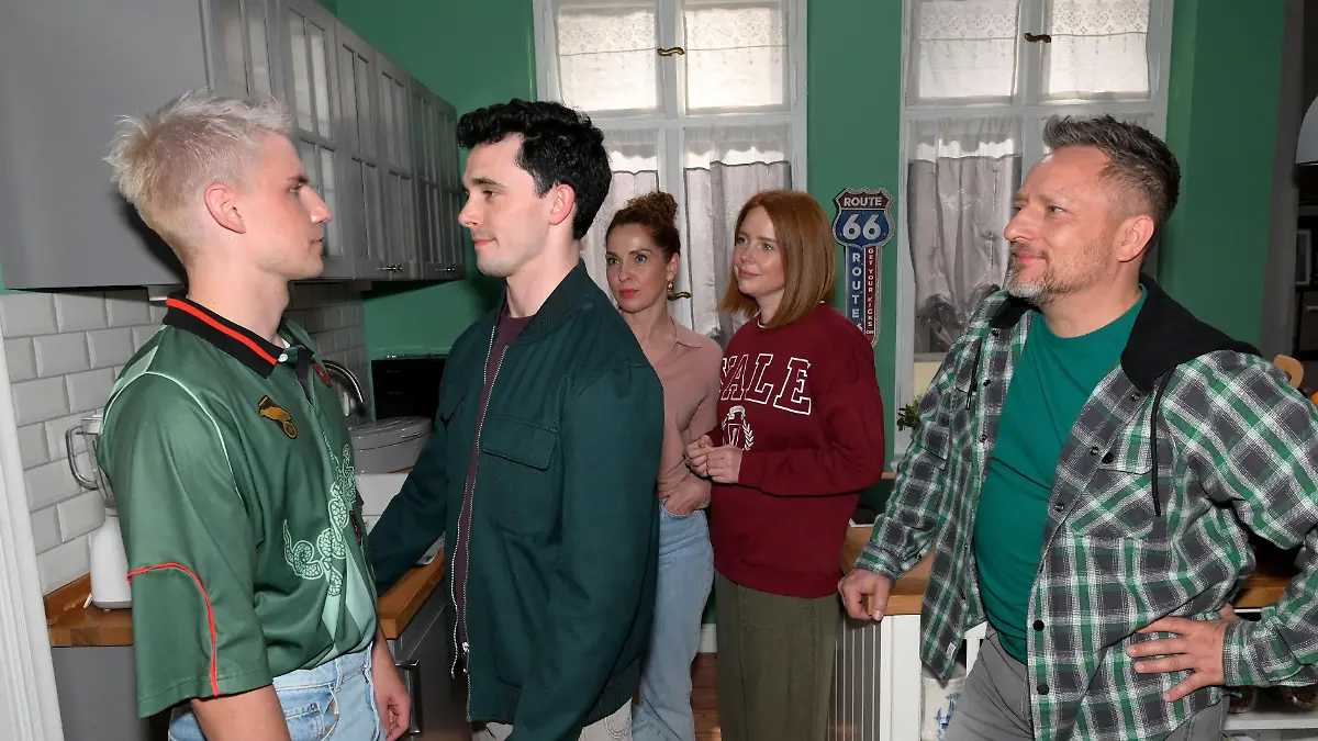 Die Familie freut sich, dass sie angesichts des schönen Anlasses mal wieder zusammenkommt. V.l.: Moritz (Lennart Borchert), Luis (Marc Weinmann), Nina (Maria Wedig), Toni (Olivia Marei), Michael „Michi” (Lars Pape)