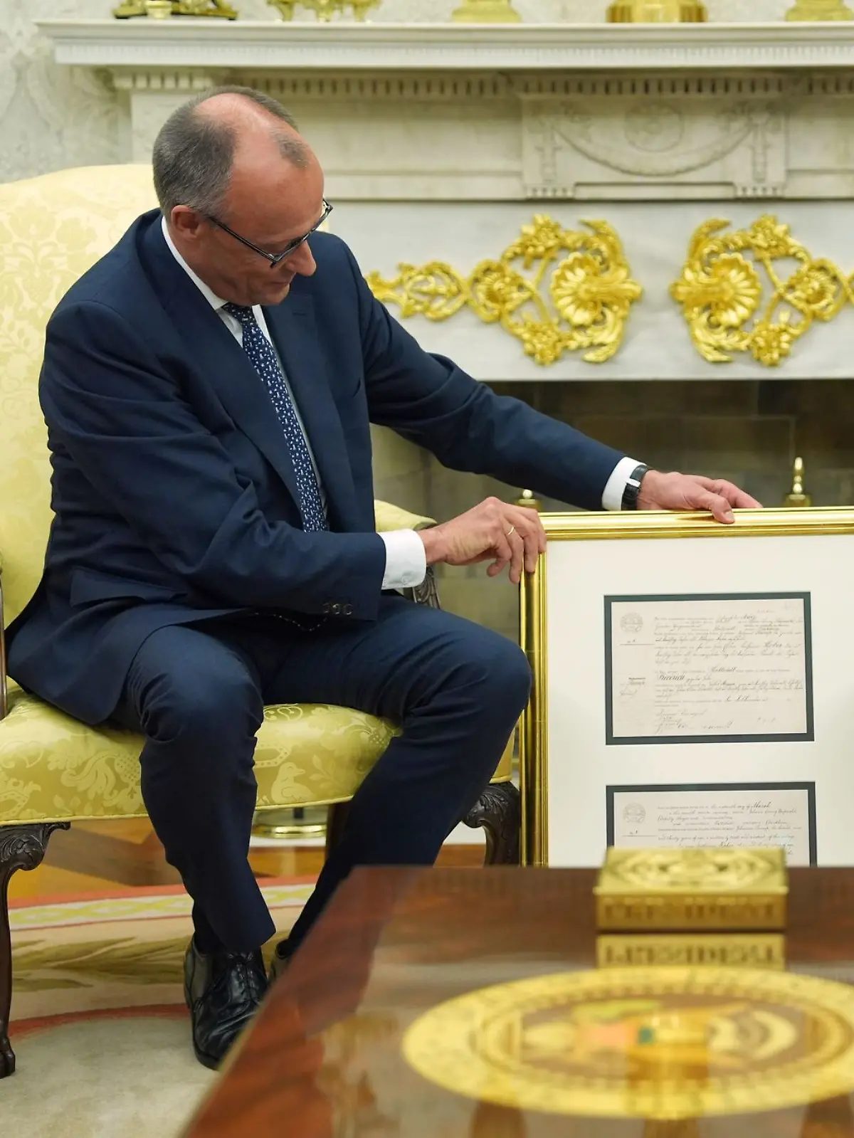 Bild zu: "Merz rührt Trump mit Dokument seines Großvaters"