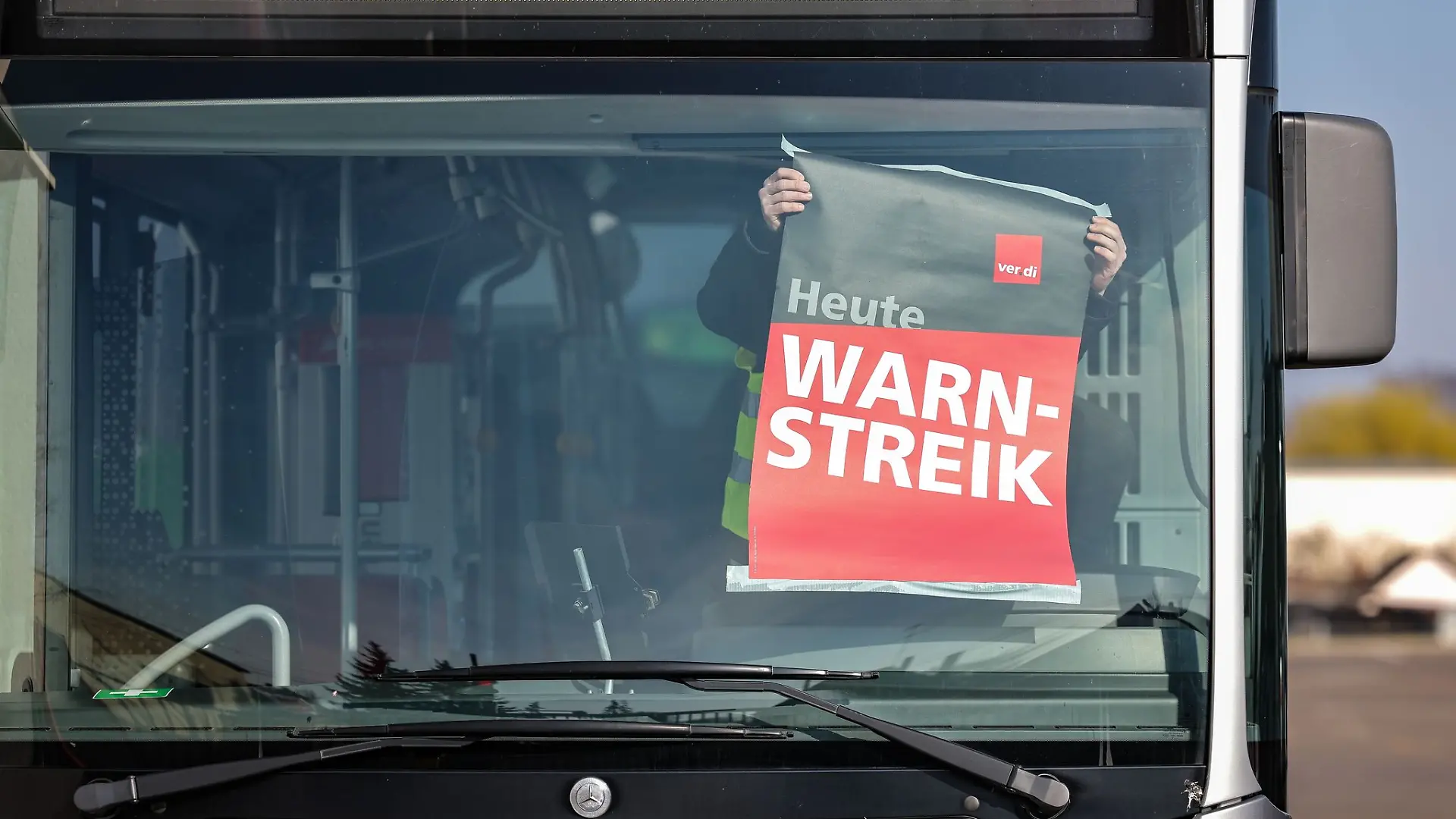 In Sachsen-Anhalt stehen viele Regionalbusse wegen eines Warnstreiks still (Archivbild)