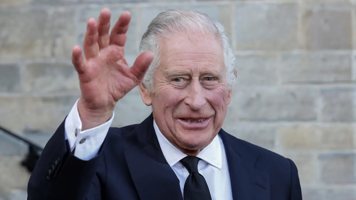 ARCHIV - 16.09.2022, Großbritannien, Cardiff: König Charles III. von Großbritannien winkt bei einem Empfang für lokale Wohltätigkeitsorganisationen im Cardiff Castle in Wales. Fans der königlichen Familie in Großbritannien können die Krönung von König Charles III. landesweit auf Dutzenden Leinwänden verfolgen. Foto: Chris Jackson/Pool Getty/dpa +++ dpa-Bildfunk +++