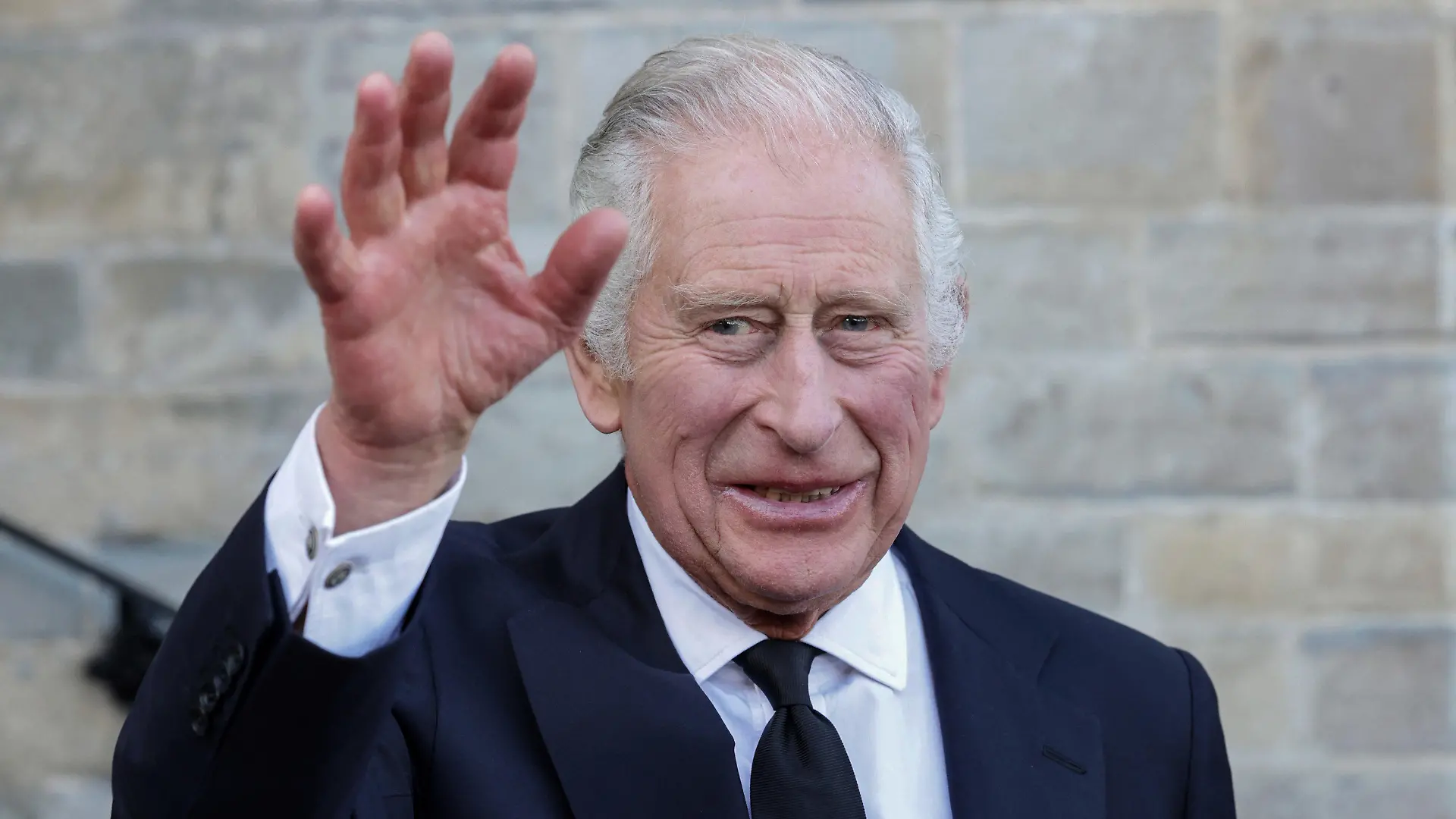 ARCHIV - 16.09.2022, Großbritannien, Cardiff: König Charles III. von Großbritannien winkt bei einem Empfang für lokale Wohltätigkeitsorganisationen im Cardiff Castle in Wales. Fans der königlichen Familie in Großbritannien können die Krönung von König Charles III. landesweit auf Dutzenden Leinwänden verfolgen. Foto: Chris Jackson/Pool Getty/dpa +++ dpa-Bildfunk +++