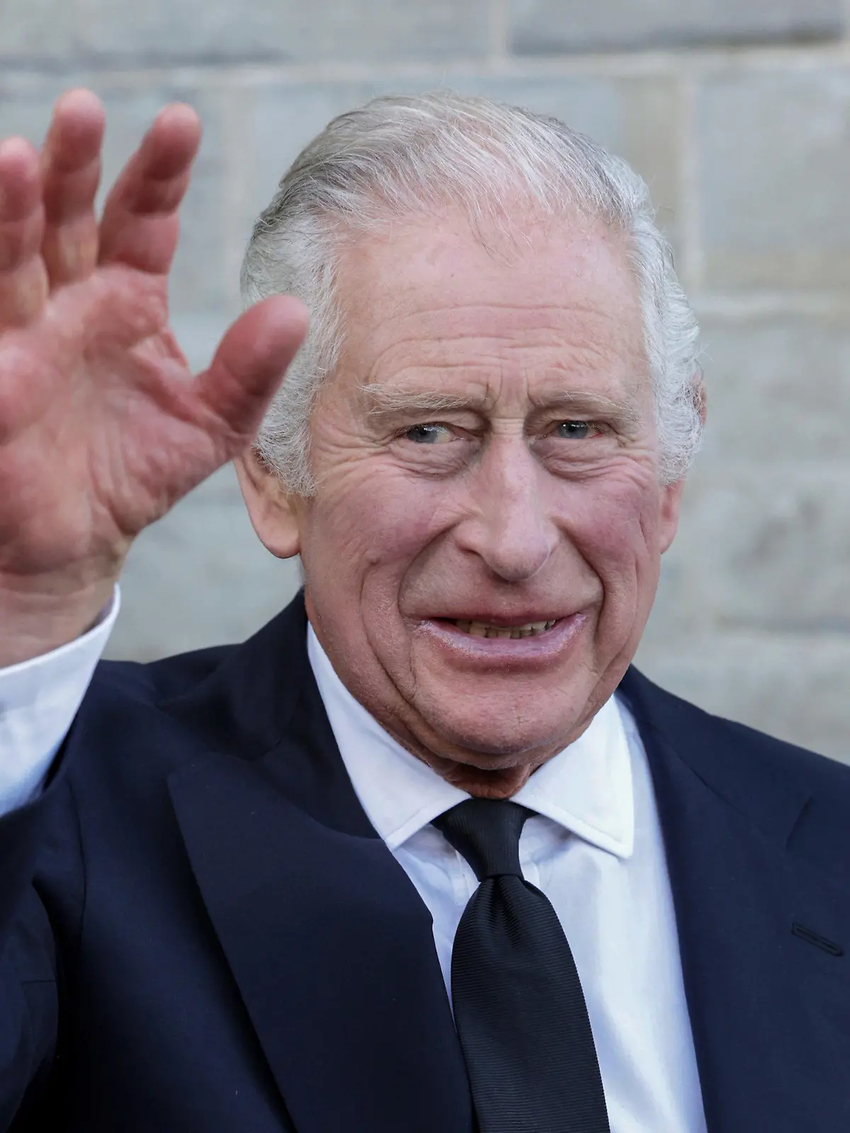 ARCHIV - 16.09.2022, Großbritannien, Cardiff: König Charles III. von Großbritannien winkt bei einem Empfang für lokale Wohltätigkeitsorganisationen im Cardiff Castle in Wales. Fans der königlichen Familie in Großbritannien können die Krönung von König Charles III. landesweit auf Dutzenden Leinwänden verfolgen. Foto: Chris Jackson/Pool Getty/dpa +++ dpa-Bildfunk +++