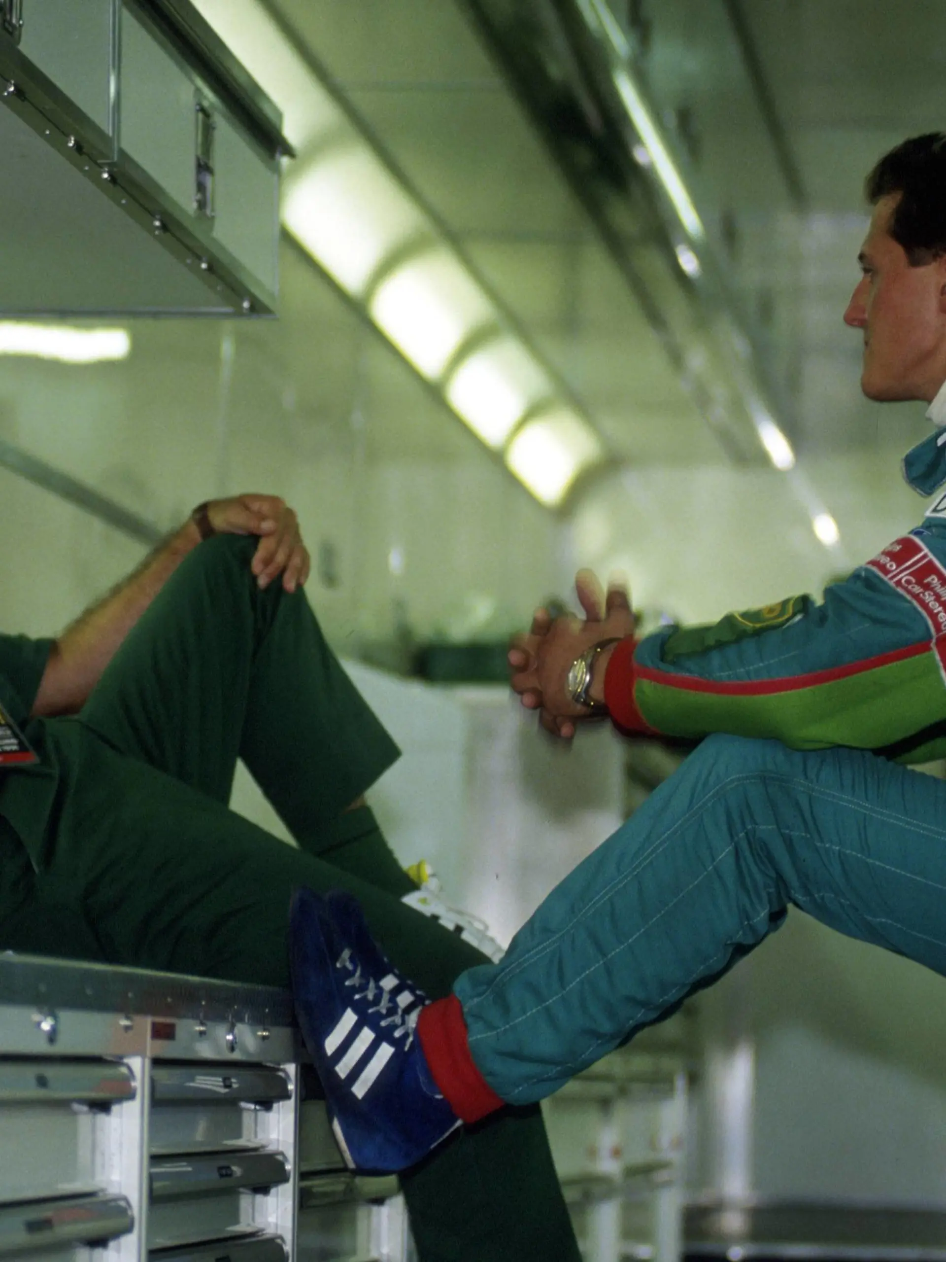 Michael Schumacher (Deutschland, re.) im Gespräch mit Teamchef Eddie Jordan (Irland / beide Jordan Ford)  