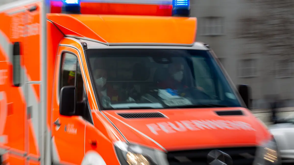 In Nürnberg müssen Feuerwehr und Höhenretter einen jungen Mann aus seinem Badezimmerfenster befreien. (Symbolbild)