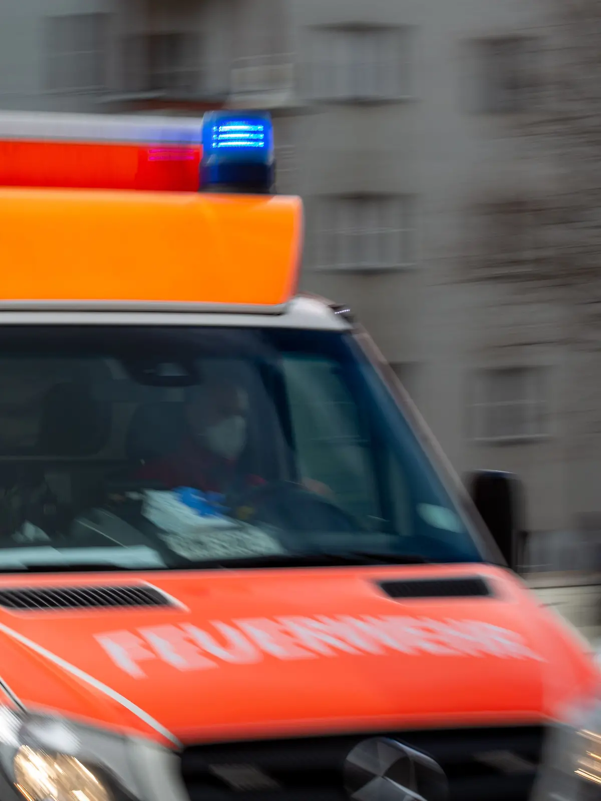 Bild zu: "Mann steckt in Fenster fest – dann rücken Feuerwehr und Höhenretter an"