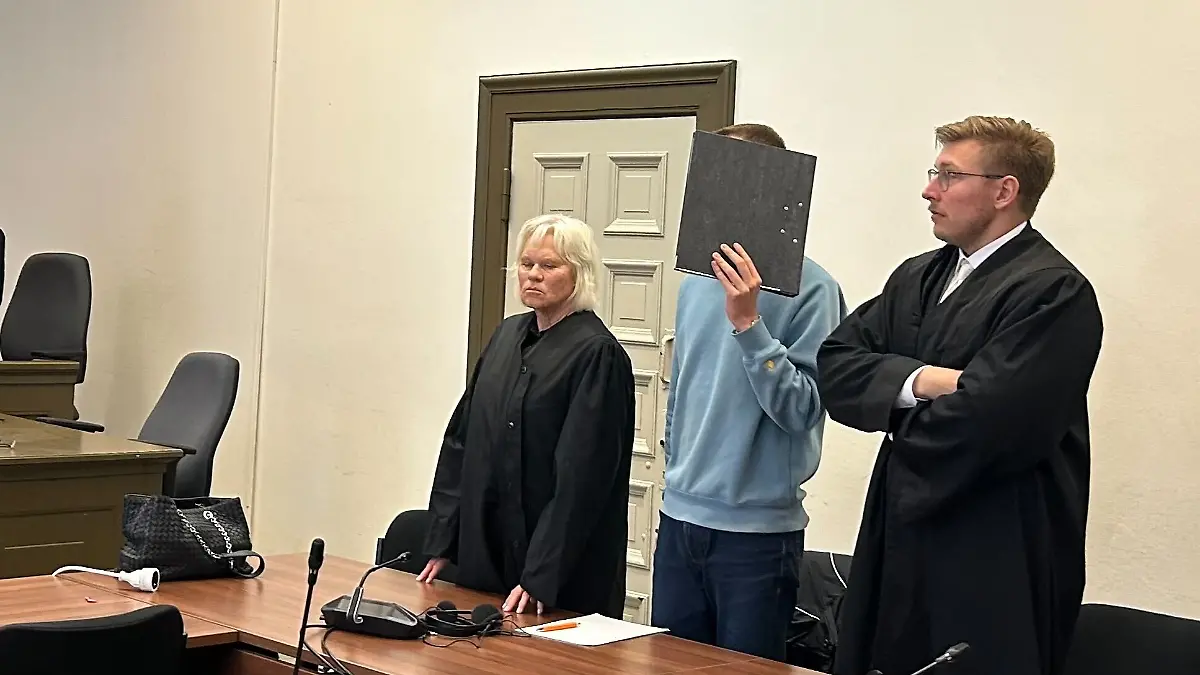 T. S. aus Hamburg (hier zwischen seinen Verteidigern) muss wegen Mordes für sieben Jahre ins Gefängnis.