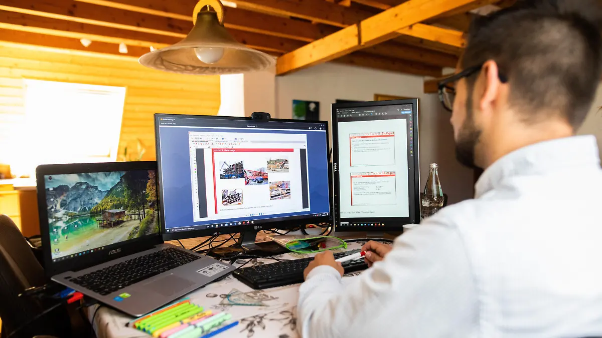15.04.2020, Baden-Württemberg, Münstertal: Manuel Reisdorf, 27, sitzt im Wohnzimmer seiner Freundin vor drei Monitoren, die ihm die Inhalte einer digitalen Vorlesung zeigen. Er studiert Bauingenieurwesen an der Hochschule für Technik (HfT) in Stuttgart, die Lehrenden halten die Veranstaltungen aufgrund der Coronakrise jedoch nur noch digital. (zu dpa: ««Primat des Digitalen» - Hochschulen stellen ihren Unterricht um») Foto: Philipp von Ditfurth/dpa +++ dpa-Bildfunk +++