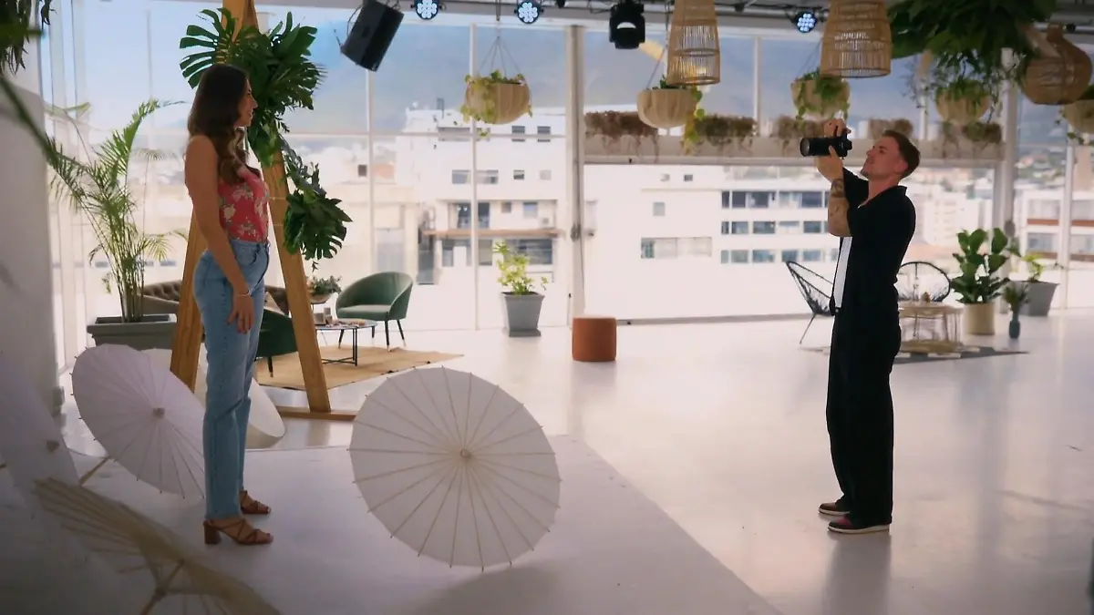 Hier lässt sich Felix nichts anmerken. Er gibt sich bei Kandidatin Isabelle ganz professionell als Fotograf aus. 