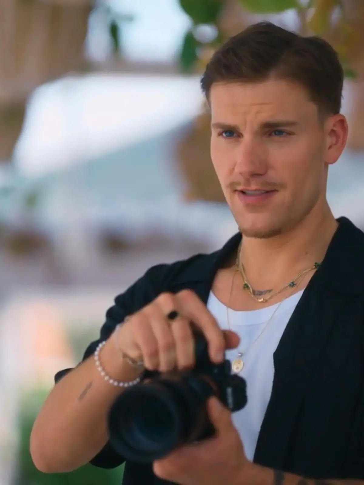 Felix gibt sich vor den Single-Ladys als Fotograf aus und erzählt nichts von seiner Rolle als Bachelor. 