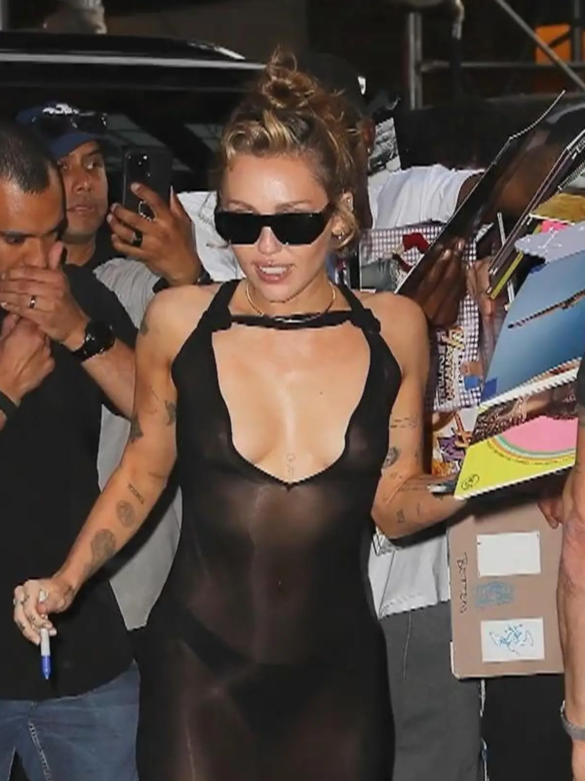 Bild zu: "Ein Hauch von Nichts! Miley Cyrus legt Nippel-Show bei Fan-Treffen hin"