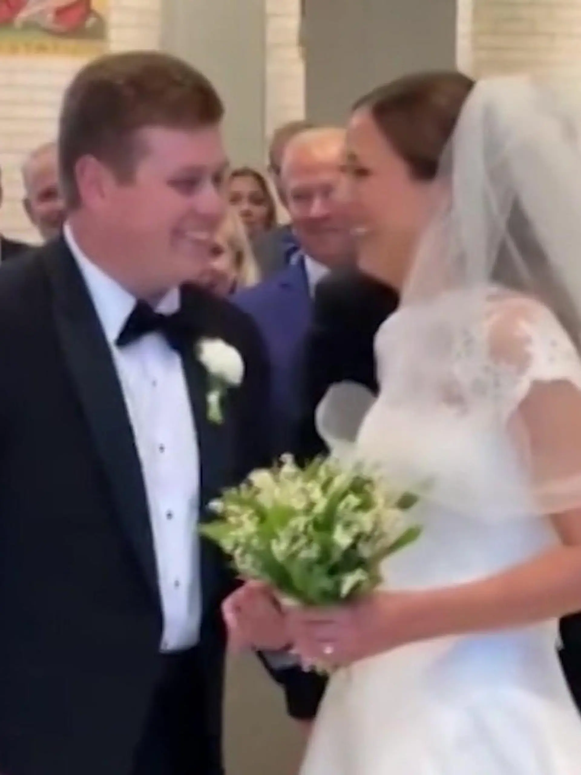Plötzlich lachen alle! Bräutigam blamiert sich mit süßem Altar-Fail