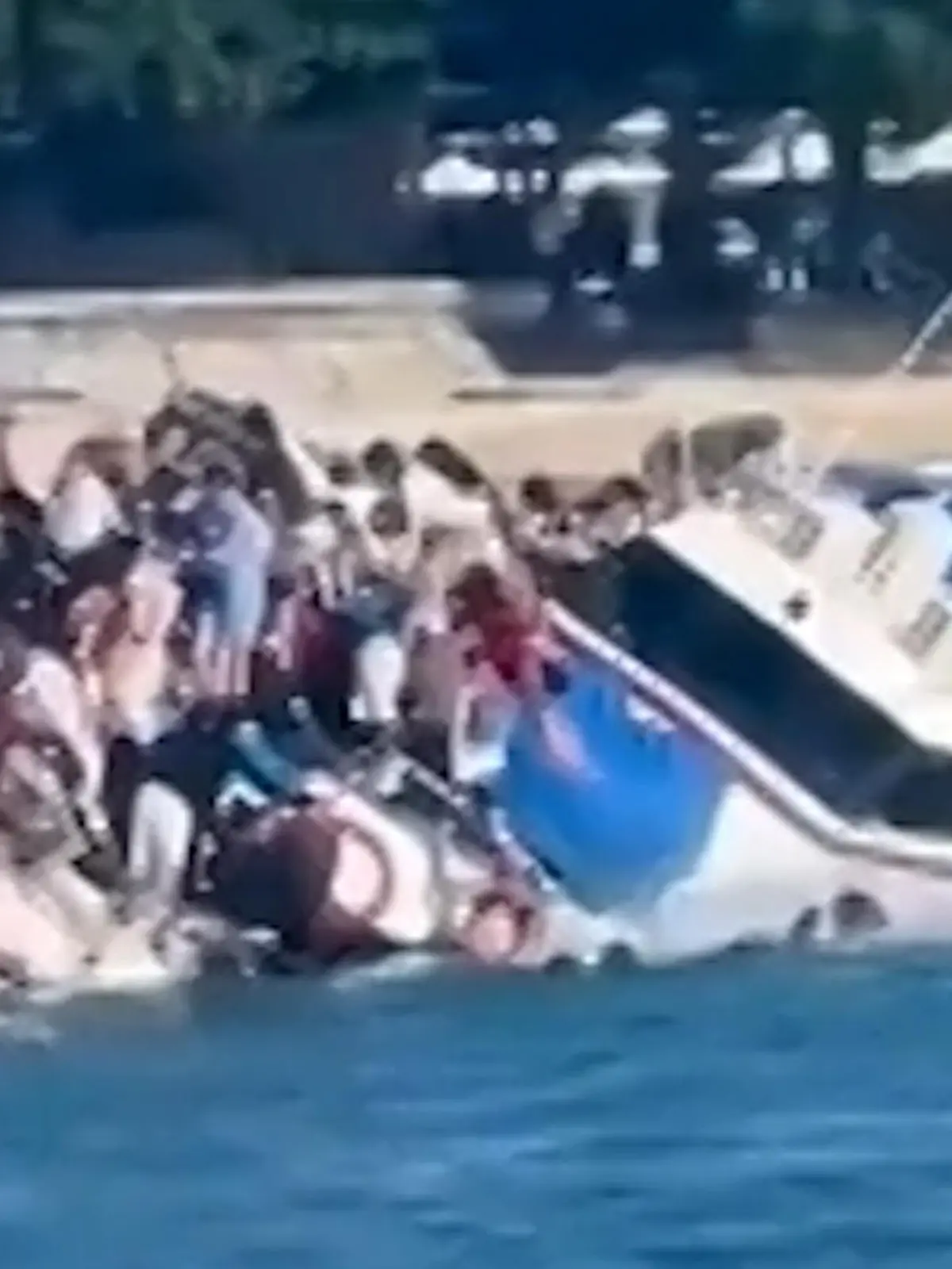 Bild zu: "Menschen über Bord! Meer verschlingt Touri-Fähre"