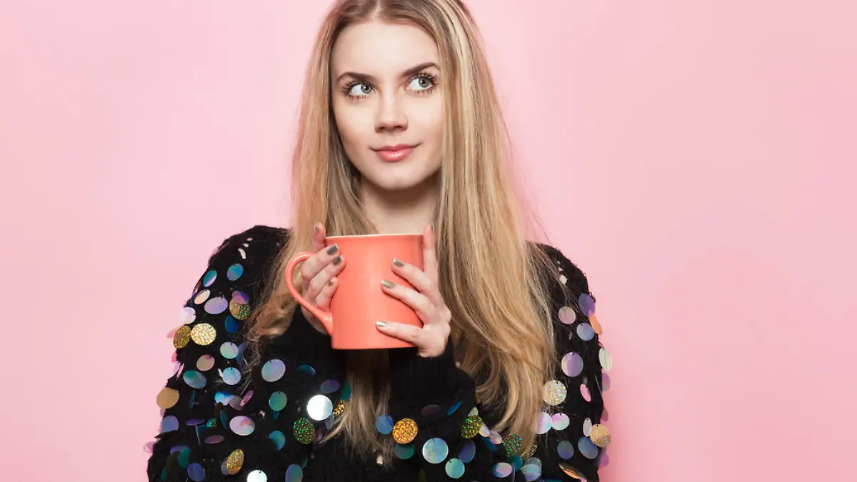 Frau trinkt Kaffee