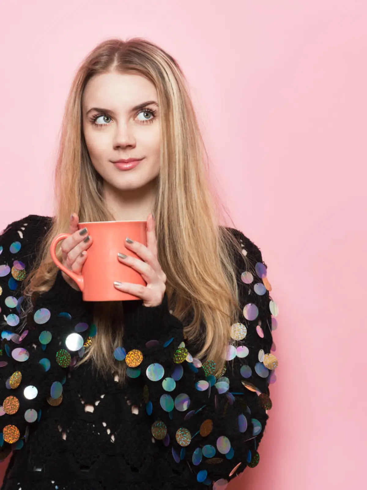 Frau trinkt Kaffee