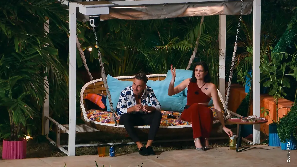 Linda und Jenny (hier nicht im Bild) schreien sich quer durch den Villa-Aussenbereich an