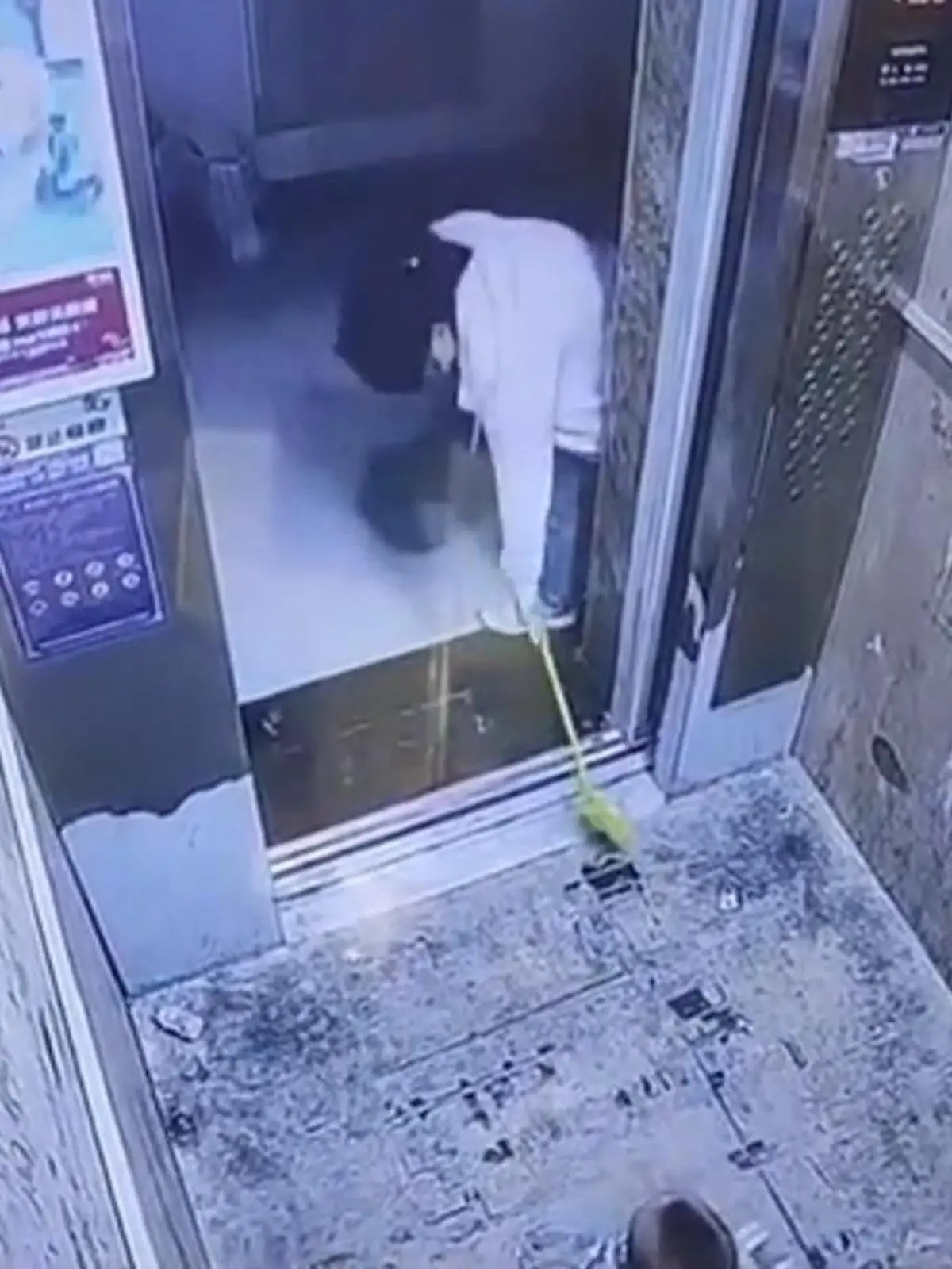 Spielzeug-Schaufel wird zum Verhängnis! Mutter schließt Kind in Aufzug ein