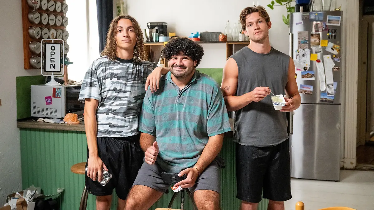 V.l.: Oskar Redfern (Darsteller Rolle JOSHI), Samir Salim (Darsteller Rolle HASSAN) und Damian Hardung (Darsteller Rolle MARVIN) beim Drehstart am Set der Comedy-Serie „Softies”.