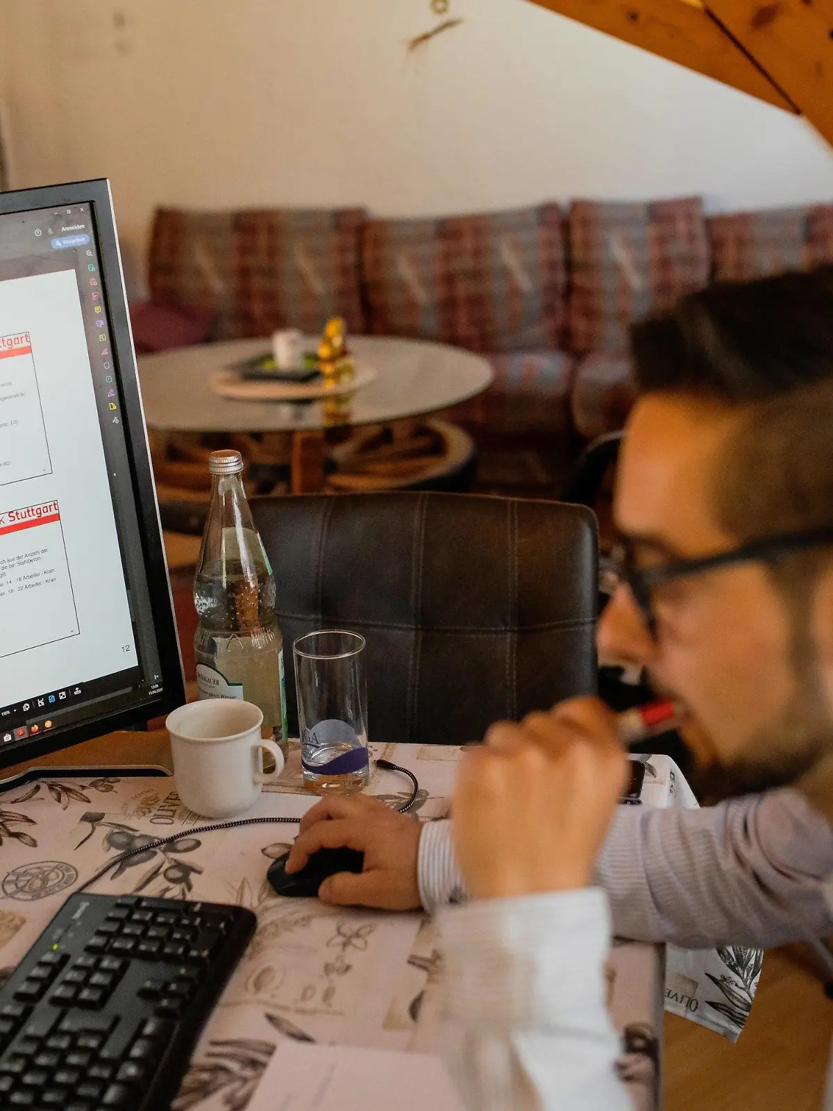 15.04.2020, Baden-Württemberg, Münstertal: Manuel Reisdorf, 27, sitzt im Wohnzimmer seiner Freundin vor drei Monitoren, die ihm die Inhalte einer digitalen Vorlesung zeigen. Er studiert Bauingenieurwesen an der Hochschule für Technik (HfT) in Stuttgart, die Lehrenden halten die Veranstaltungen aufgrund der Coronakrise jedoch nur noch digital. (zu dpa: ««Primat des Digitalen» - Hochschulen stellen ihren Unterricht um») Foto: Philipp von Ditfurth/dpa +++ dpa-Bildfunk +++