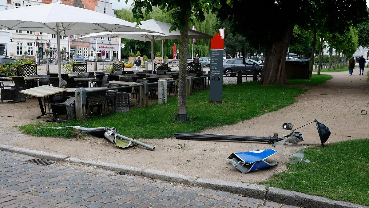 Nur noch eine umgefahrene Laterne liegt auf dem Marktplatz in Friedrichstadt.