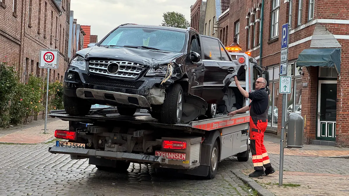 06.06.2025, Schleswig-Holstein, Friedrichstadt: Das Unfallfahrzeug wird auf einem Abschleppwagen abtransportiert. Ein Autofahrer hat in Nordfriesland auf einem Marktplatz die Kontrolle über seinen Wagen verloren und fünf Passanten verletzt. Foto: Georg Wendt/dpa +++ dpa-Bildfunk +++