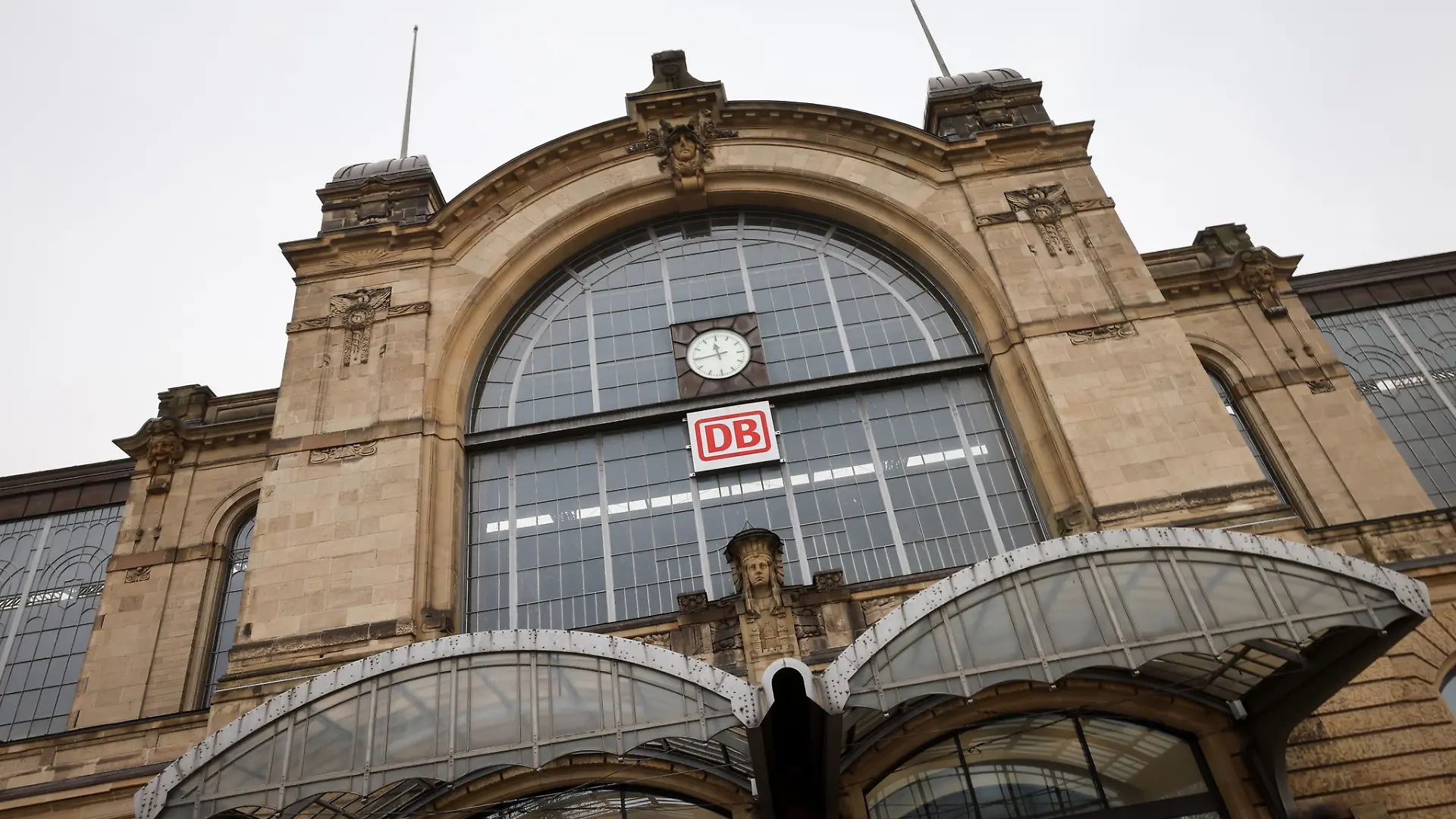 Großeinsatz in Altona wegen eines verdächtigen Gepäcks – doch der Inhalt war harmlos. (Symbolbild)
