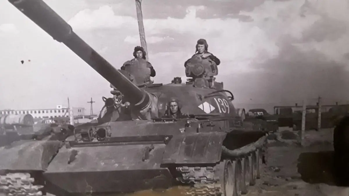 Dmitri Polyakov im etwas neueren Panzermodell T-62 in den frühen 80er-Jahren.