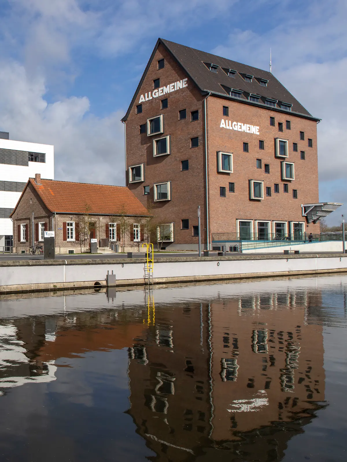 Bild zu: "Kinderwagen rollt in Kanal – Eltern retten Tochter!"