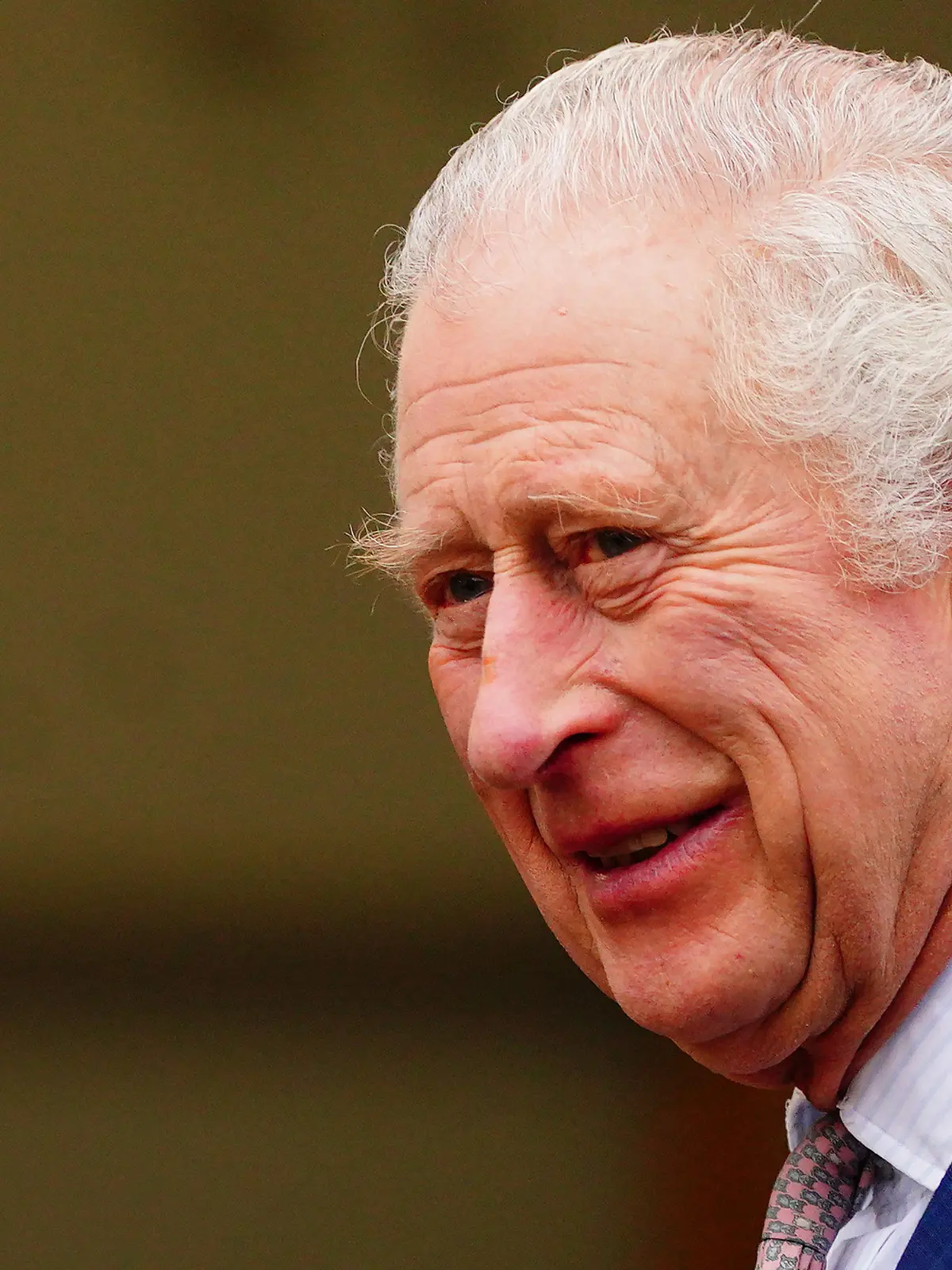 22.02.2023, Großbritannien, London: König Charles III. lächelt bei einem Besuch des Felix-Projekts, um die Mitarbeiter, Freiwilligen und Partnerorganisationen zu würdigen, die Mahlzeiten für einige der bedürftigsten Menschen bereitstellen. Nach ihrer Corona-Infektion hat die Königsgemahlin  einen weiteren Termin abgesagt. «Ihre Majestät hat sich hervorragend von der Krankheit der vergangenen Woche erholt», teilte der Palast am Mittwoch mit. Foto: Victoria Jones/PA Wire/dpa +++ dpa-Bildfunk +++