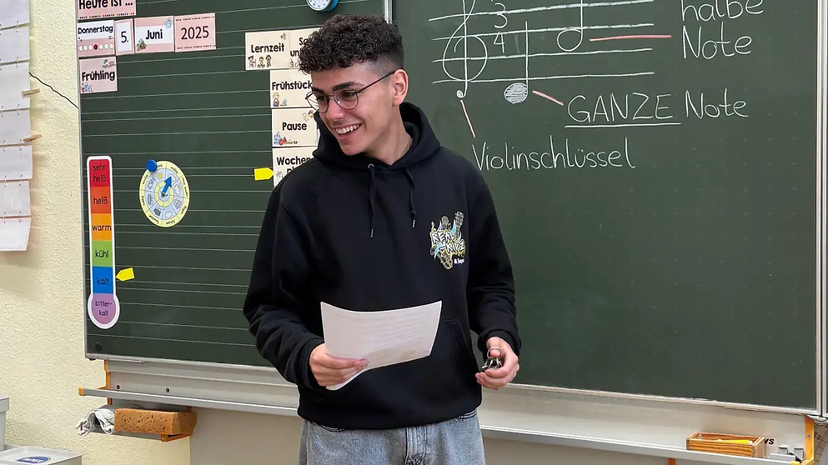 Der Alltag: Miguel in der Schule. Musik ist natürlich sein Fachgebiet