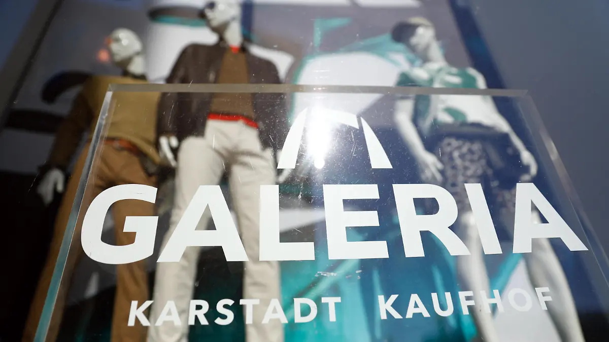 A shoping window of the German department store chain Galeria Karstadt Kaufhof is seen, during the spread of coronavirus disease (COVID-19) in Berlin, Germany, April 20, 2020. REUTERS/Axel Schmidt