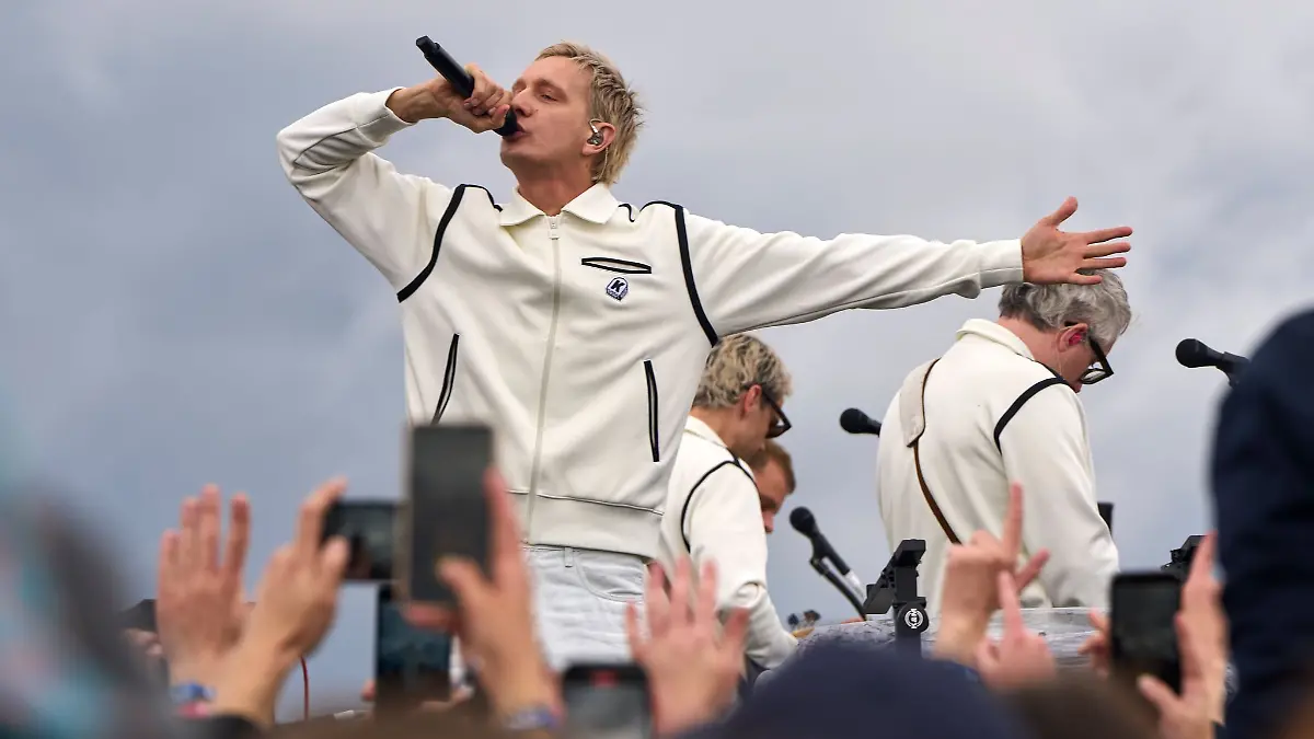 Mittendrin: Kraftklub standen nicht auf einer großen Bühne, sondern überraschend zwischen den Menschen.