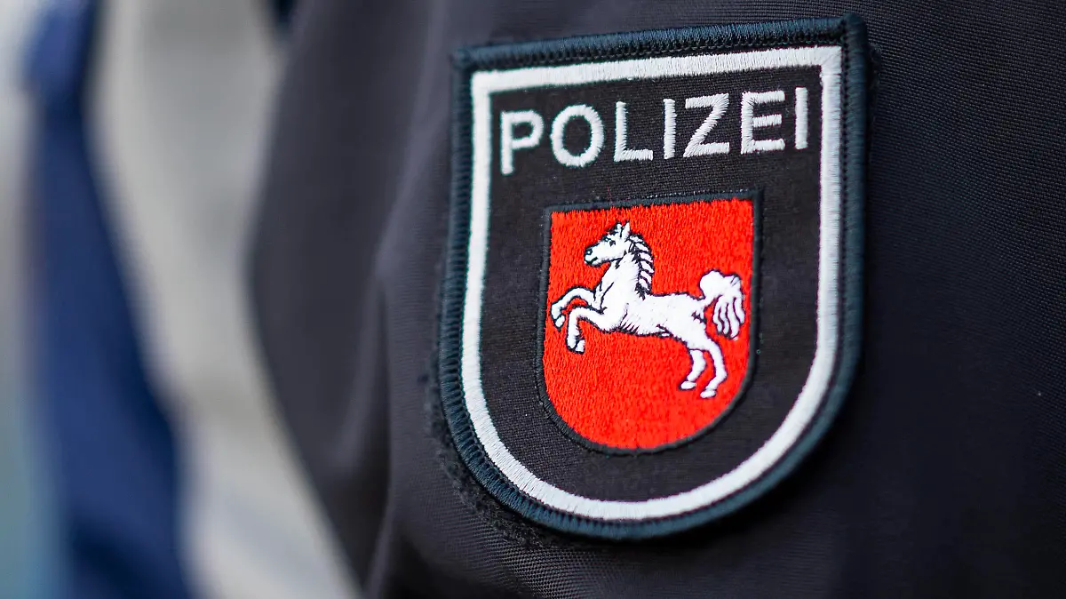  Mutmaßlicher Brandanschlag auf Campingplatz in Melle Melle, Deutschland 13.11.2020 - Mutmaßlicher Brandanschlag auf Campingplatz in Melle: Auf dem Campingplatz Ludwigsee in Melle/Niedersachsen sind mehrere Wohnwagen in Brand geraten. Die Polizei Osnabrück meldet einen Toten und suchte vorher einen Mann zwischen 65 und 70 Jahre. Im Bild: Polizei Niedersachsen. Foto: Noah Wedel/Kirchner-Media Melle Nordrhein-Westfalen Deutschland *** Suspected arson attack on a campsite in Melle Melle, Germany 13 11 2020 Suspected arson attack on a campsite in Melle Several caravans have caught fire at the Ludwigsee campsite in Melle Lower Saxony The Osnabrück police reported a death and were previously looking for a man between 65 and 70 years old In t Copyright: xNoahxWedel/Kirchner-Mediax
