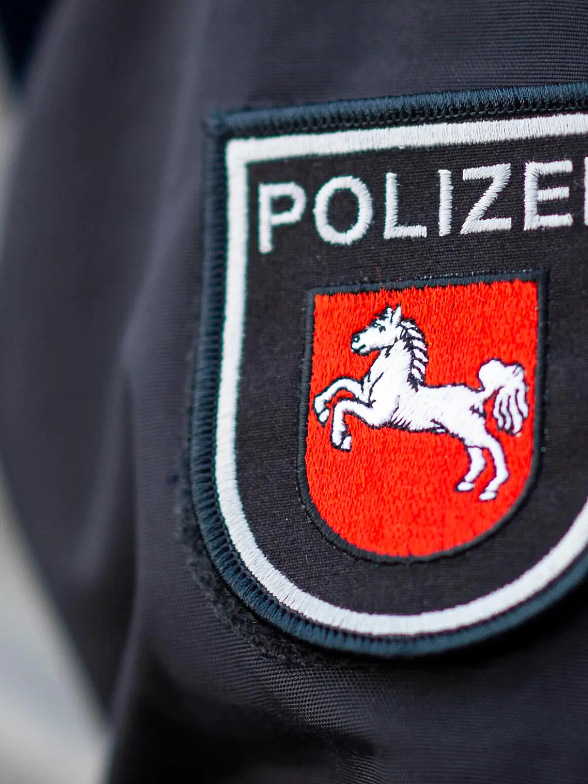  Mutmaßlicher Brandanschlag auf Campingplatz in Melle Melle, Deutschland 13.11.2020 - Mutmaßlicher Brandanschlag auf Campingplatz in Melle: Auf dem Campingplatz Ludwigsee in Melle/Niedersachsen sind mehrere Wohnwagen in Brand geraten. Die Polizei Osnabrück meldet einen Toten und suchte vorher einen Mann zwischen 65 und 70 Jahre. Im Bild: Polizei Niedersachsen. Foto: Noah Wedel/Kirchner-Media Melle Nordrhein-Westfalen Deutschland *** Suspected arson attack on a campsite in Melle Melle, Germany 13 11 2020 Suspected arson attack on a campsite in Melle Several caravans have caught fire at the Ludwigsee campsite in Melle Lower Saxony The Osnabrück police reported a death and were previously looking for a man between 65 and 70 years old In t Copyright: xNoahxWedel/Kirchner-Mediax