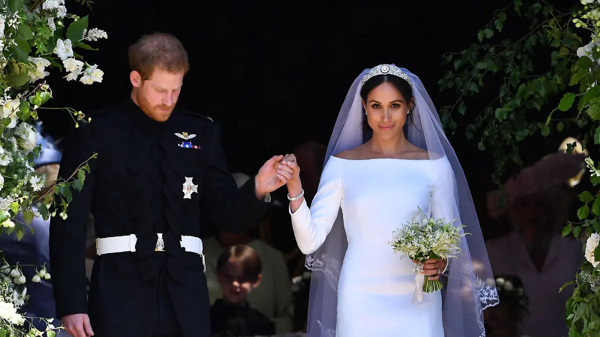 ARCHIV - 19.05.2018, Großbritannien, Windsor: Der britische Prinz Harry und seine Frau Meghan verlassen die St.-Georgs-Kapelle nach der Trauung. Zwei Jahre nach der Hochzeit leben Prinz Harry und Meghan in den USA - er hat alles hinter sich gelassen, sie ist zurück in ihrer Heimat. Viele blicken mit gemischten Gefühlen auf die Heirat zurück. (zu dpa "Ein zerbrochenes Diadem und was von Harrys und Meghans Hochzeit blieb") Foto: Ben Stansall/POOL AFP/AP/dpa +++ dpa-Bildfunk +++