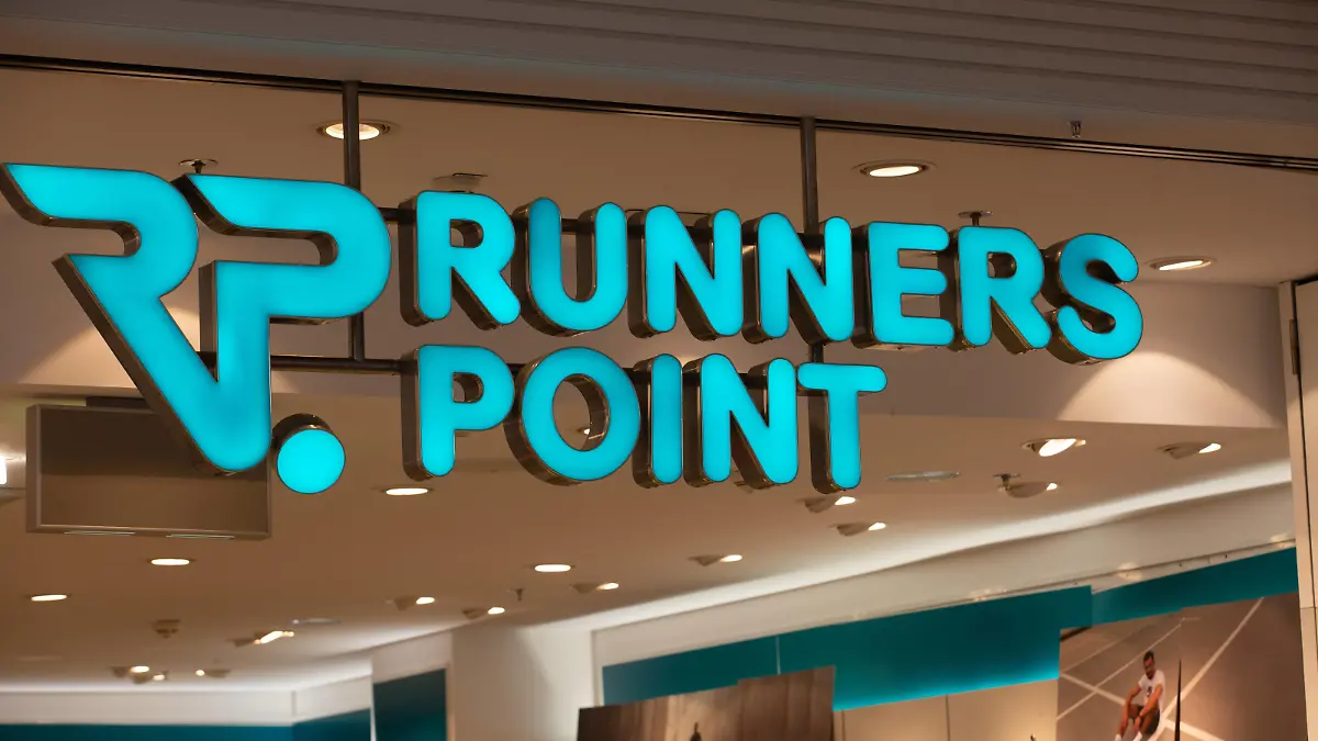 Läden in den Riemarcaden, Runners Point Geschäft in dem Einkaufszentrum Riem Arcaden in München am 13. Januar 2020. Bayern Deutschland *** Shops in the Riemarcaden, Runners Point shop in the shopping centre Riem Arcaden in Munich on 13 January 2020 Bavaria Germany
