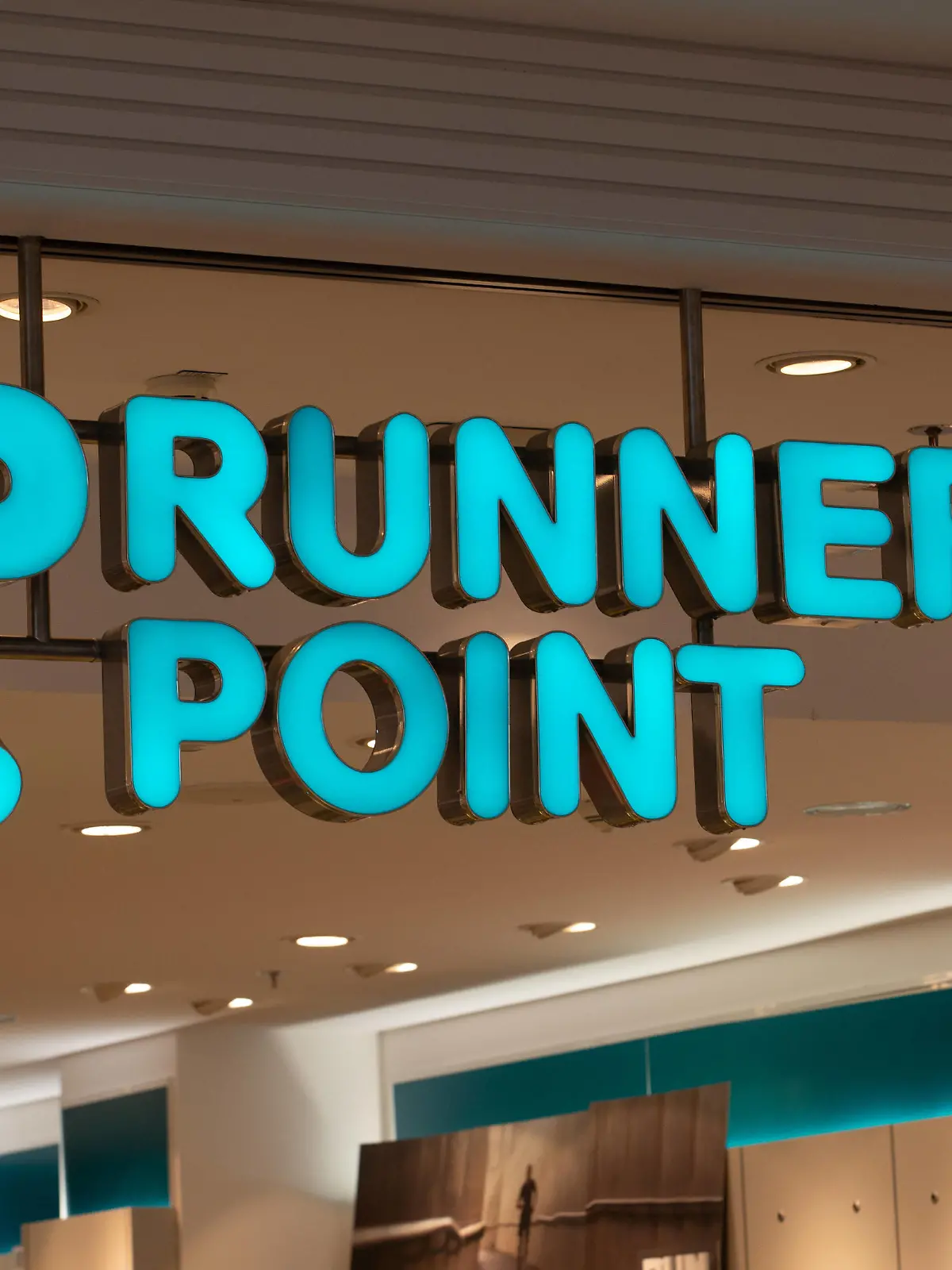 Läden in den Riemarcaden, Runners Point Geschäft in dem Einkaufszentrum Riem Arcaden in München am 13. Januar 2020. Bayern Deutschland *** Shops in the Riemarcaden, Runners Point shop in the shopping centre Riem Arcaden in Munich on 13 January 2020 Bavaria Germany 