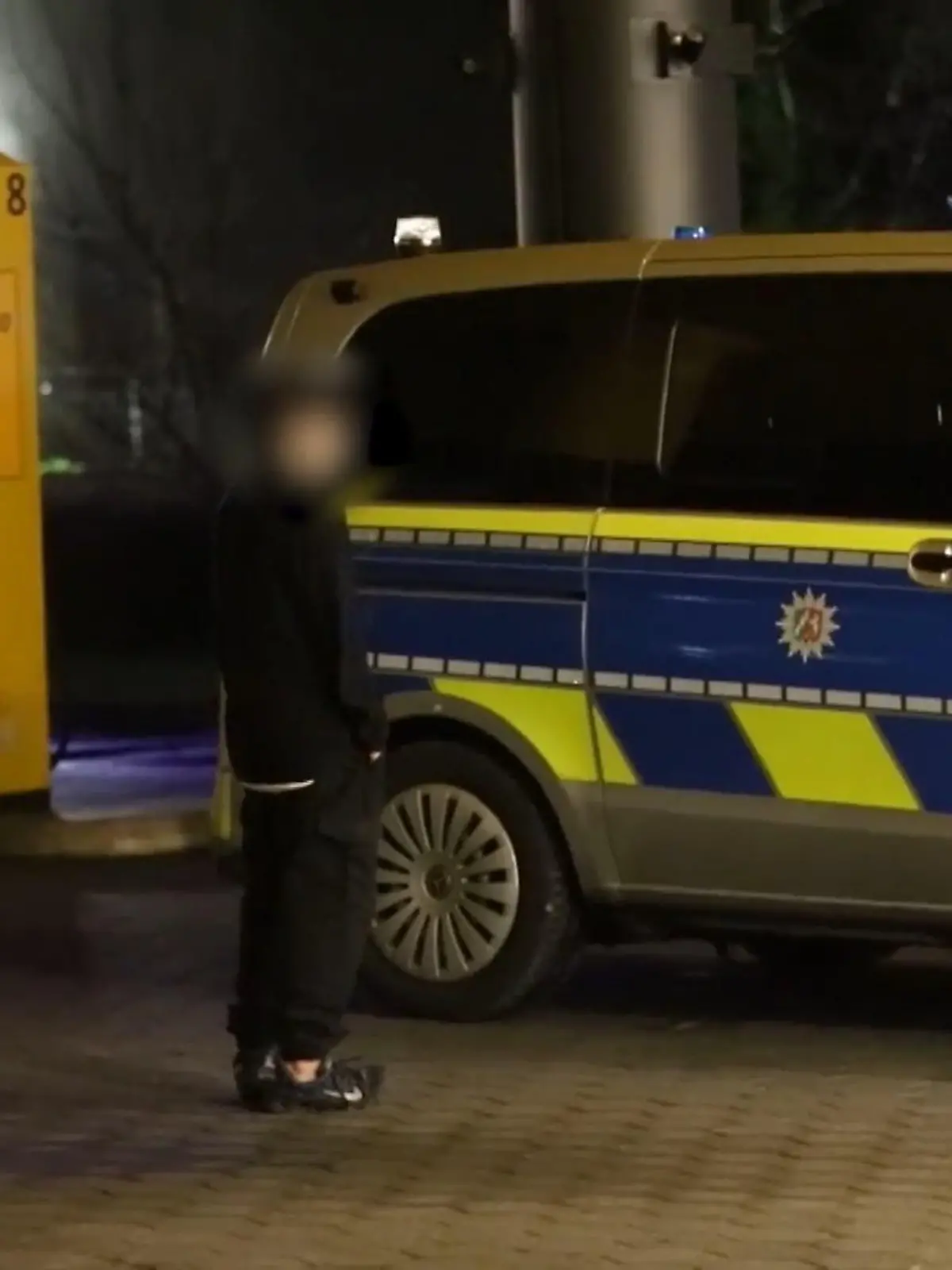 Ein Kind wollte in der Nacht in eine Wuppertaler Tankstelle. Die Verkäuferin hatte gerade geschlossen, ließ den Jungen aber trotzdem rein. Alles offenbar ein Plan: Kurz darauf überfielen zwei bewaffnete Täter die Tankstelle.